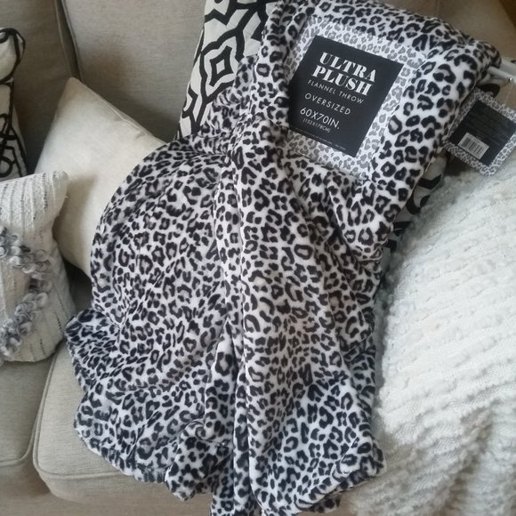 Boutique Other - NEW! PLUSH Leopard ANIMAL PRINT Oversized THROW
